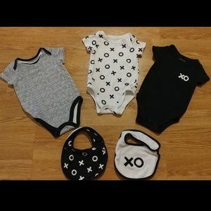 First Impressions XO's Onesies & Bibs 👶❎🅾